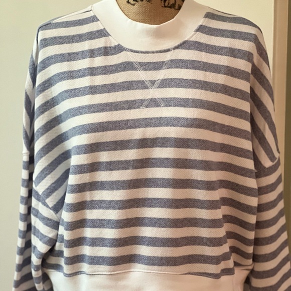 How has this top not sold!!!! It’s adorable!! 💙    Perfect Beach Top by Frame! - Picture 2 of 7